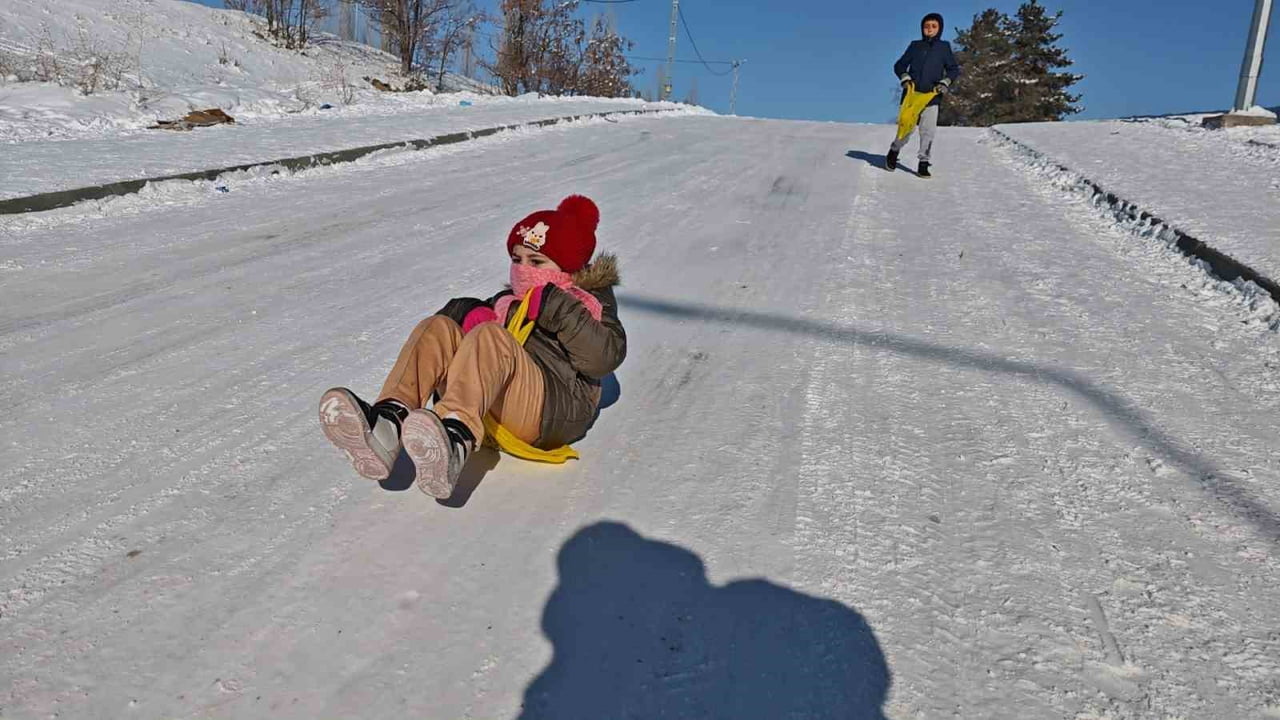 SOĞUK HAVA GÜNLÜK YAŞAMI OLUMSUZ ETKİLERKEN, ÇOCUKLAR İSE DONDURUCU HAVAYA ALDIRIŞ ETMEDİ. İLÇENİN...