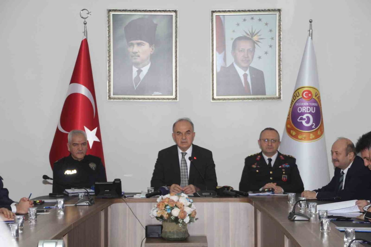 SOLDAN SAĞA İL EMNİYET MÜDÜRÜ AHMET ACAR, VALİ MUAMMER EROL, İL JANDARMA KOMUTANI SADİ...