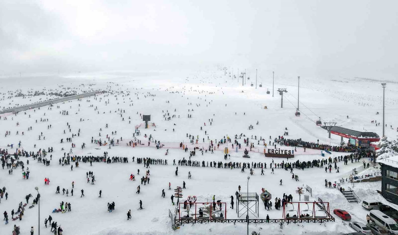 SÖMESTİRİN İLK HAFTA SONUNDA KAYSERİ'NİN GÖZDESİ ERCİYES KAYAK MERKEZİ; 250 BİN KİŞİYİ MİSAFİR...