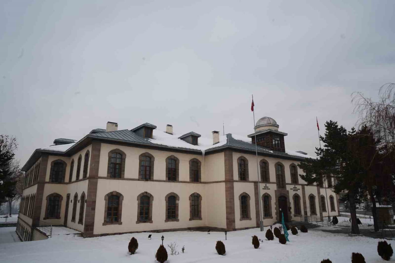SON GÜNLERDE ERZURUM KONGRE BİNASI’NIN DEPREME DAYANIKLILIĞI GEREKÇE GÖSTERİLEREK YIKILMASINA...