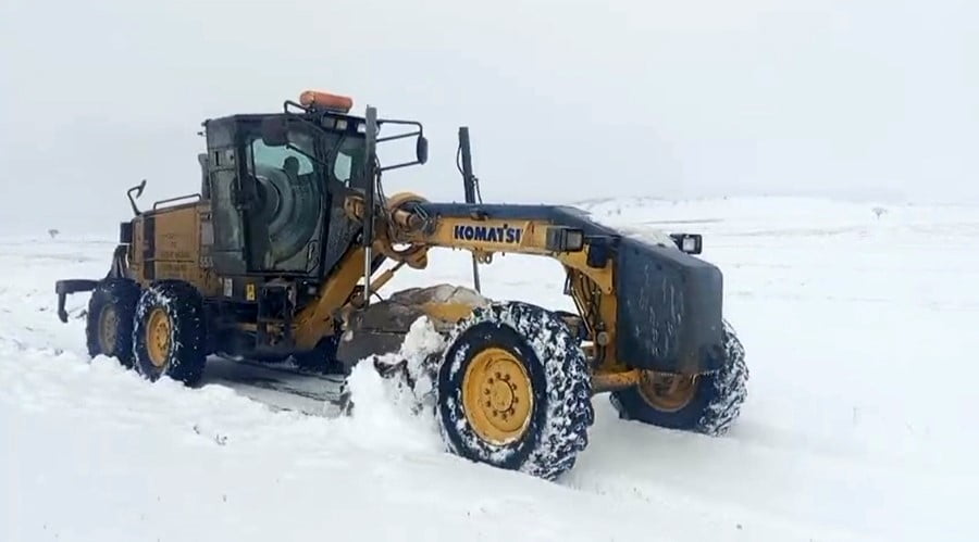 SORGUN İLÇESİNDE KAR YAĞIŞI NEDENİYLE YOLDA MAHSUR KALAN ARAÇ, İL ÖZEL İDARESİ EKİPLERİNİN...