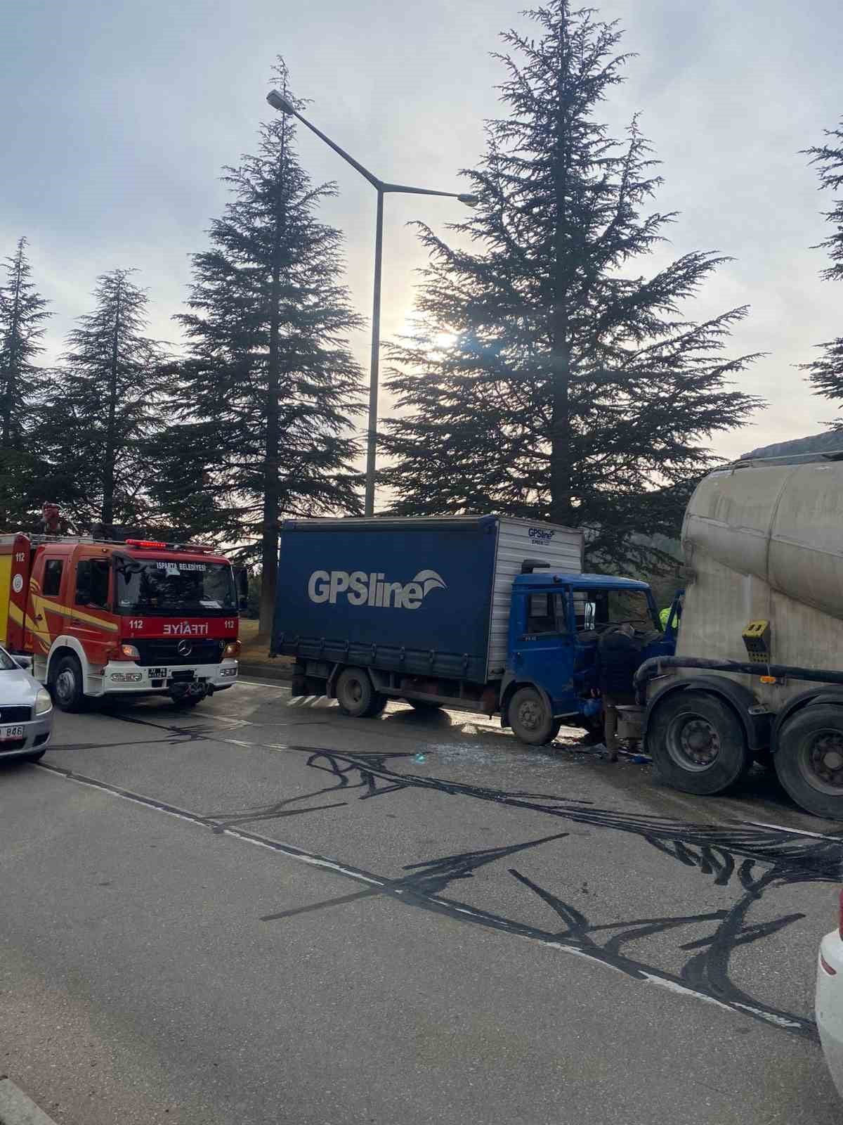 SÜLEYMAN DEMİREL ÜNİVERSİTESİ KAVŞAĞINDA MEYDANA GELEN TRAFİK KAZASINDA, BİR ARAÇ BAŞKA BİR...