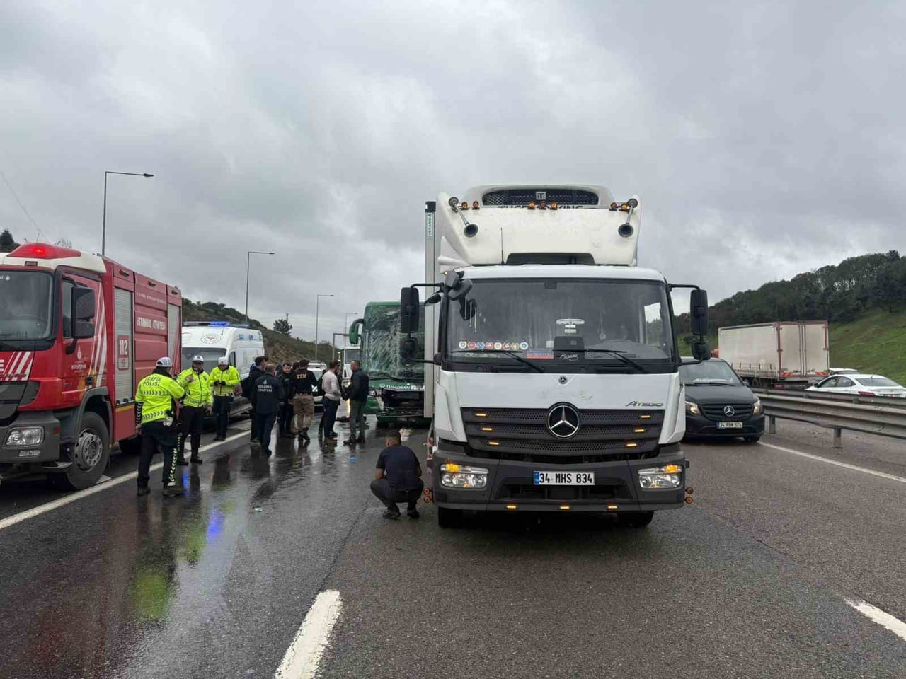 SULTANBEYLİ'DE KONYASPOR U-19 TAKIMINI TAŞIYAN OTOBÜS, TEM OTOYOLU'NDA SEYİR HALİNDE BİR KAMYONA...