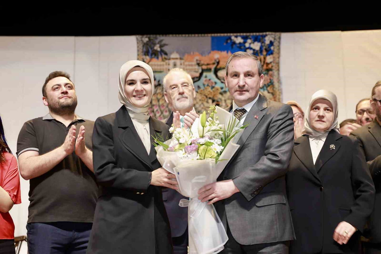 SULTANBEYLİ BELEDİYESİNİN EV SAHİPLİĞİNDE, TİYATRO AKADEMİSİ TARAFINDAN HAZIRLANAN 'BİZİM EVİN...