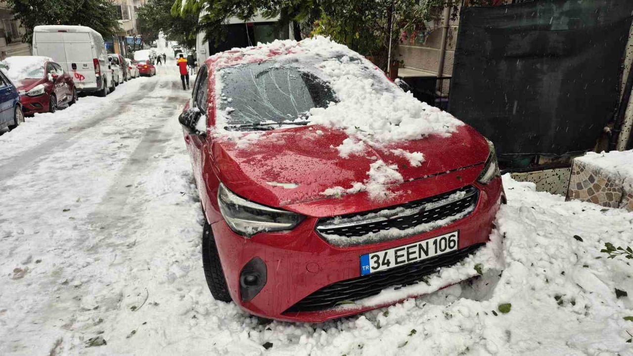 SULTANGAZİ'DE KAR YAĞIŞI NEDENİYLE BİR BİNANIN ÇATISINDA BİRİKEN KAR KÜTLESİ, SOKAKTA PARK HALİNDE...