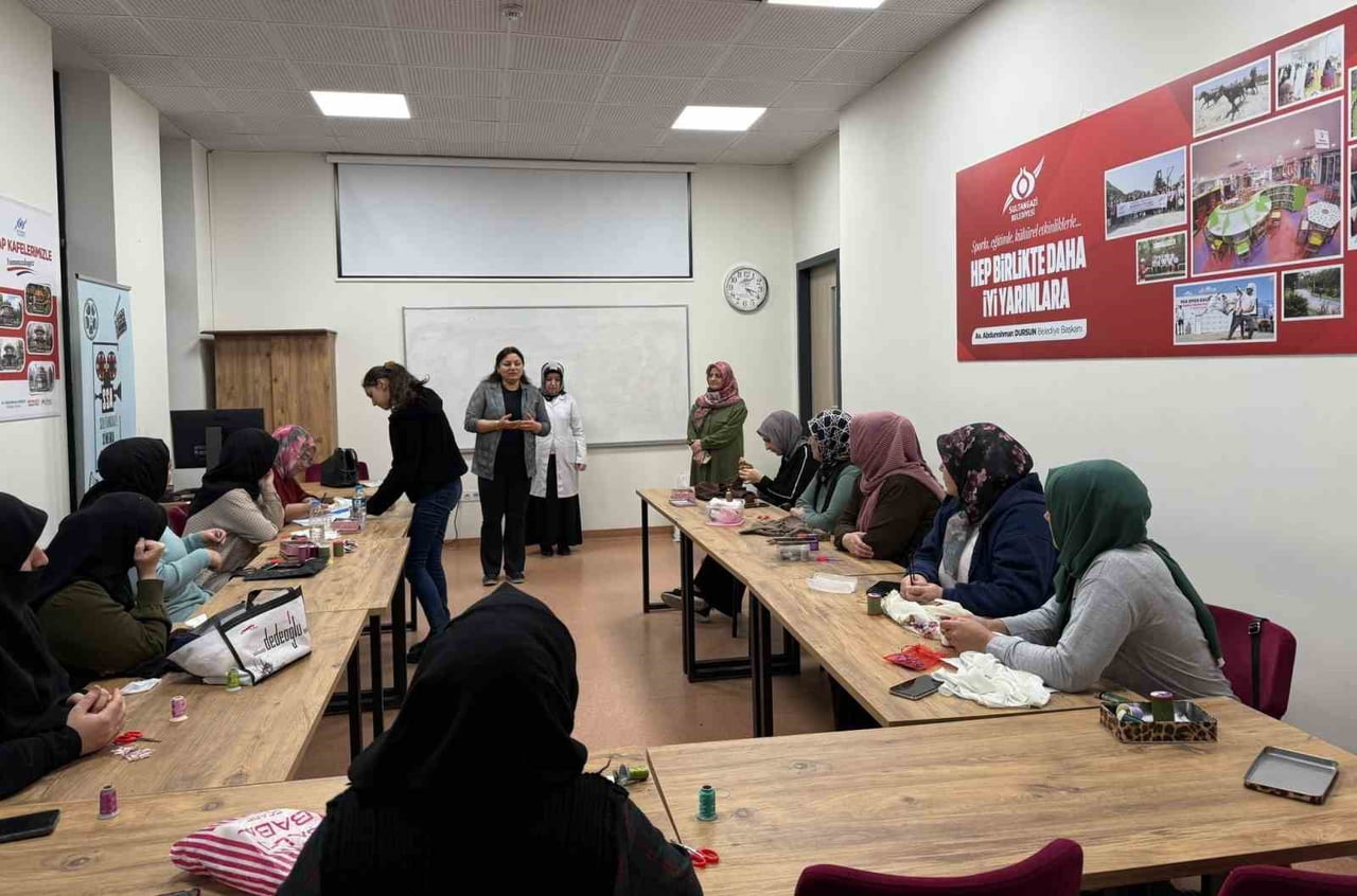 SULTANGAZİ BELEDİYESİ, AZALT-YENİDEN KULLAN-DÖNÜŞTÜR KONSEPTİYLE OLUŞTURDUĞU DÖNÜŞTÜREN ELLER...