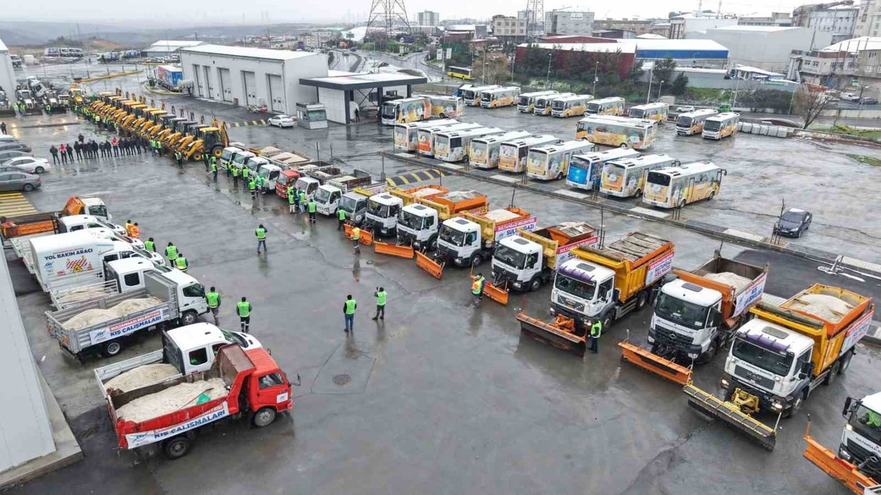 SULTANGAZİ BELEDİYESİ, METEOROLOJİNİN UYARILARI ÜZERİNE KAR VE BUZLANMA İÇİN TEYAKKUZA GEÇTİ....
