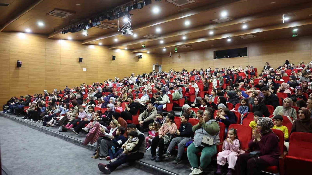 SULTANGAZİ BELEDİYESİ, YARIYIL ETKİNLİKLERİNE HIZ KESMEDEN DEVAM EDİYOR. ÇOCUKLAR, BİRBİRİNDEN...