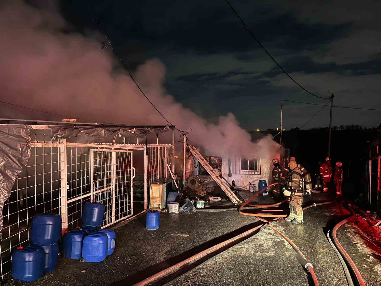 SULTANGAZİ’DE İKİ İŞ YERİ ALEV ALEV YANDI