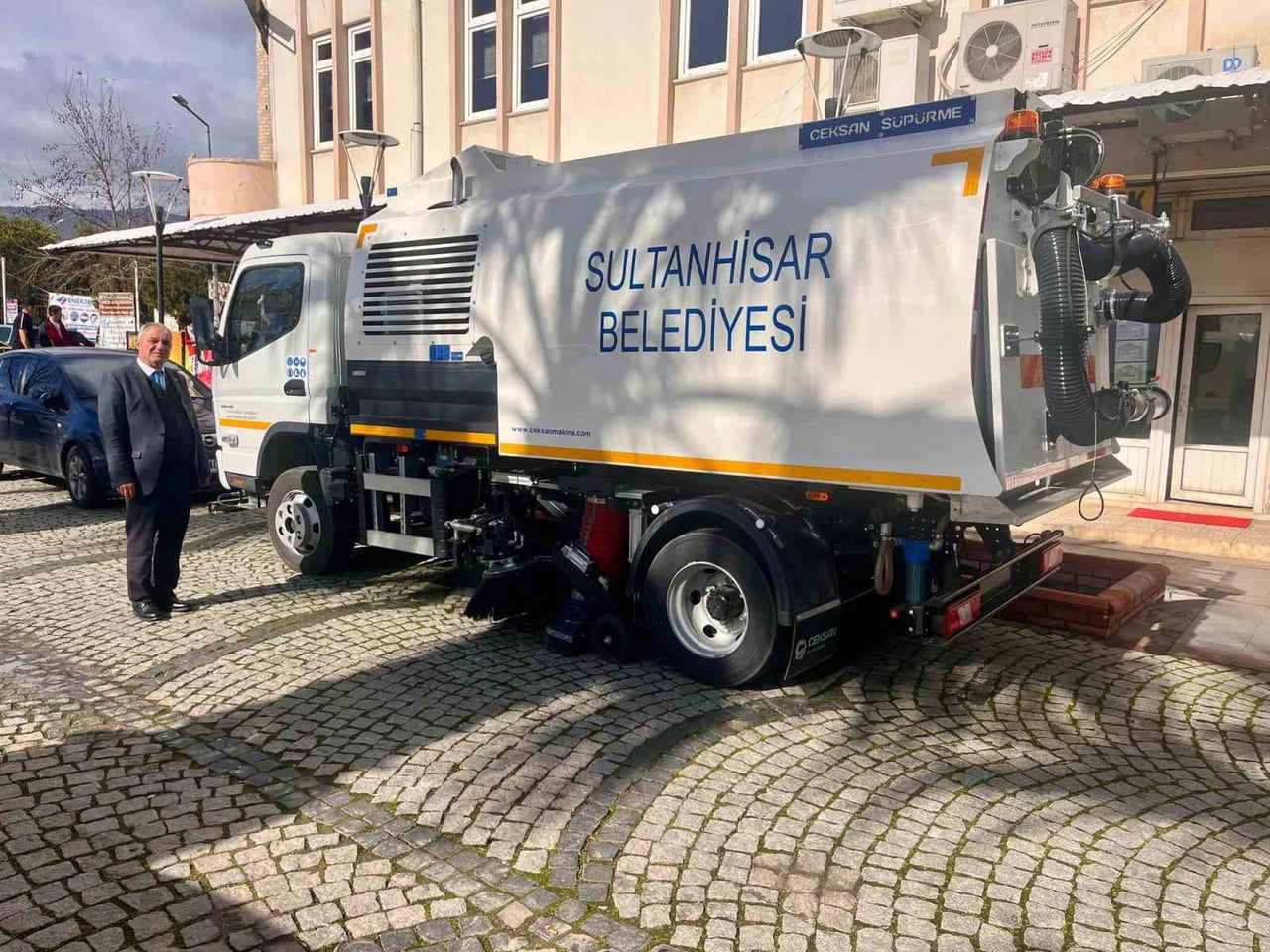 SULTANHİSAR BELEDİYESİ'NE KAZANDIRILAN YOL SÜPÜRME ARACI HİZMETE BAŞLARKEN, BELEDİYE BAŞKANI OSMAN...