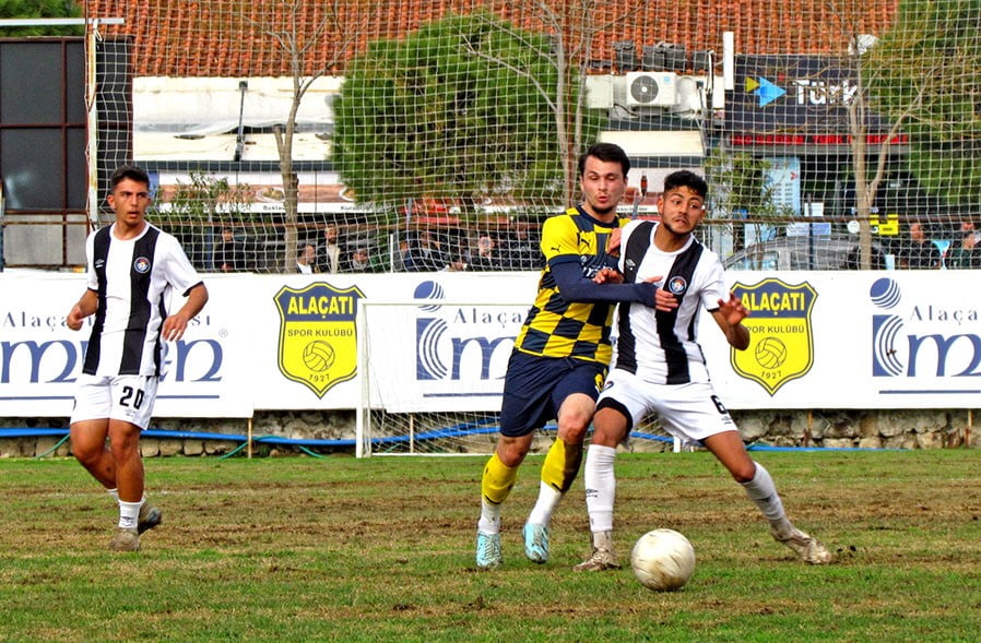 SÜPER AMATÖR’DE YEREL DERBİ BERABERE BİTTİ: ALAÇATISPOR - ÇEŞME BELEDİYESPOR 2-2