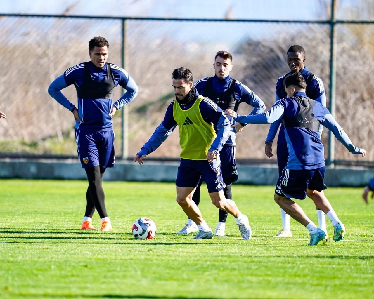 SÜPER LİG EKİPLERİNDEN KAYSERİSPOR, 2026 YILI RESMİ MAÇINI DEPLASMANDA OYNAYACAK. KAYSERİSPOR...