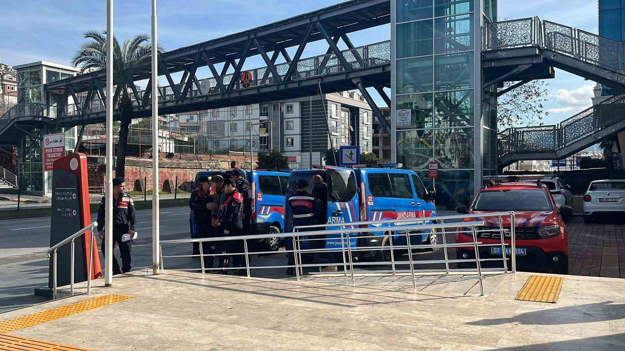 ŞÜPHELİLERİN ADLİYEYE GİRİŞİ