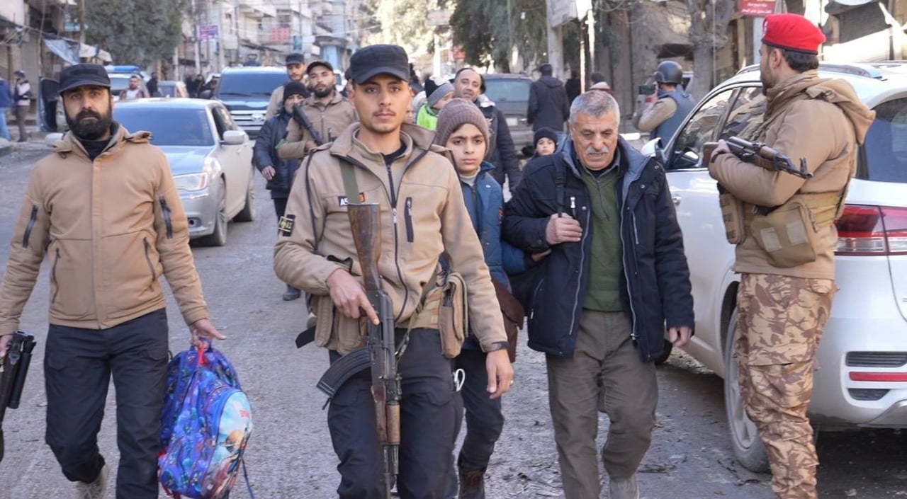 SURİYE İÇ GÜVENLİK GÜÇLERİ, HALEP'İN ŞEYH MAKSUD MAHALLESİNDE TERÖR ÖRGÜTÜ SDG TARAFINDAN REHİN...