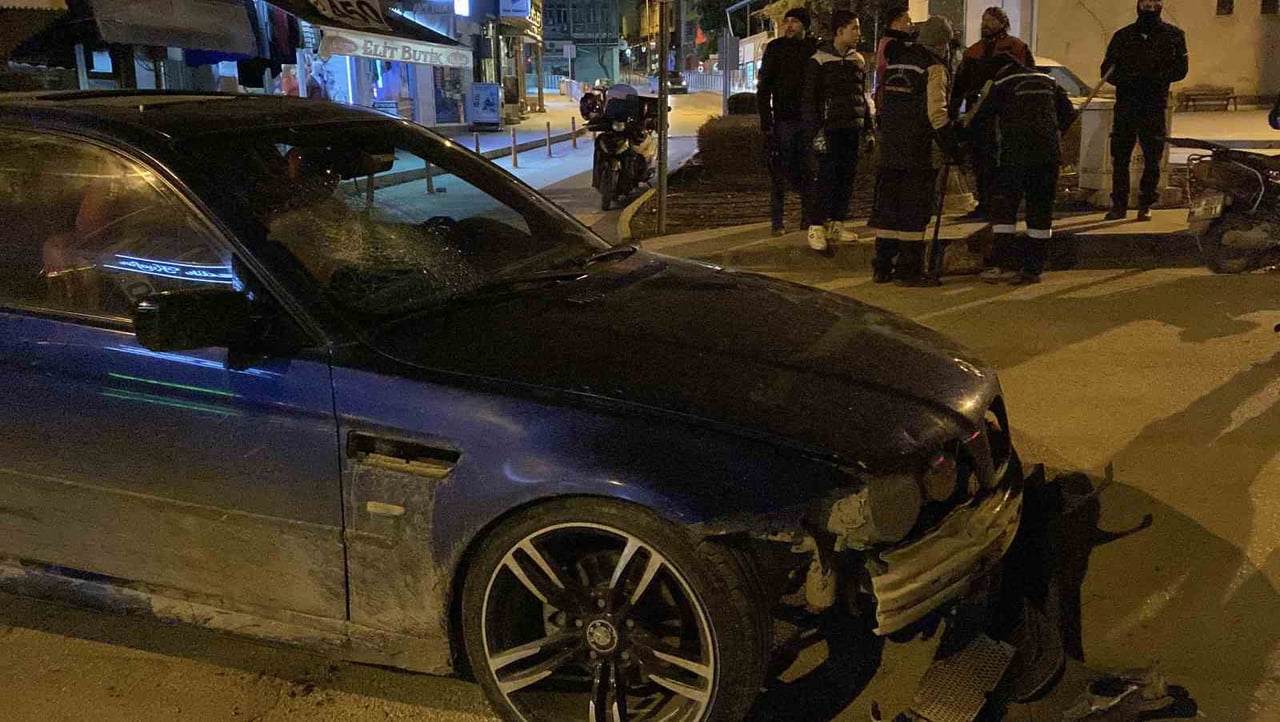 SÜRÜCÜSÜ ÖĞRENİLEMEYEN 07 E 9885 PLAKALI OTOMOBİL İLE S.K.'NİN KULLANDIĞI 15 ADT 701 PLAKALI...