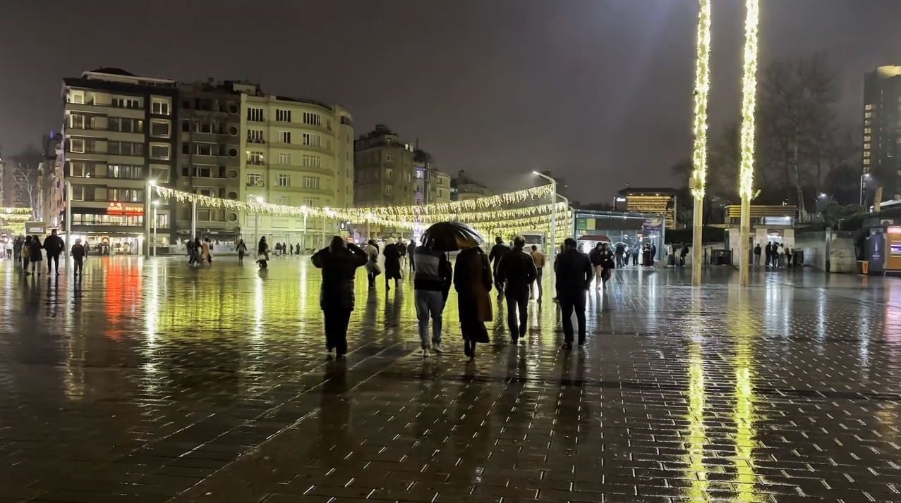 TAKSİMDE YAĞIŞ ETKİLİ OLDU. VATANDAŞLAR ZOR ANLAR YAŞADI