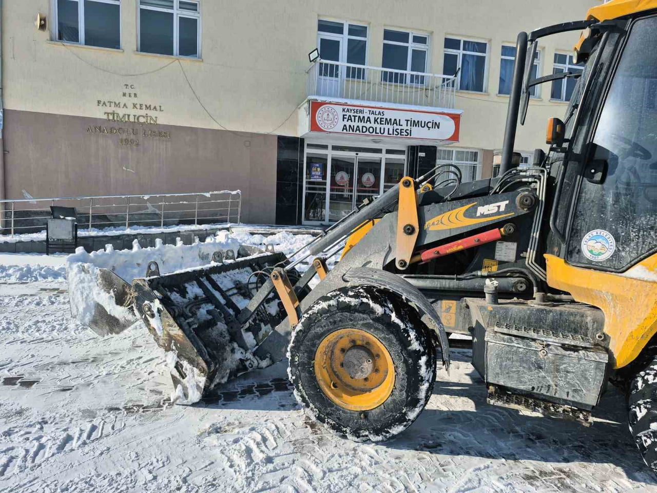 TALAS BELEDİYESİ, ETKİLİ OLAN KAR YAĞIŞININ ARDINDAN OKULLAR AÇILMADAN ÖNCE HAFTA SONUNU YOĞUN BİR...