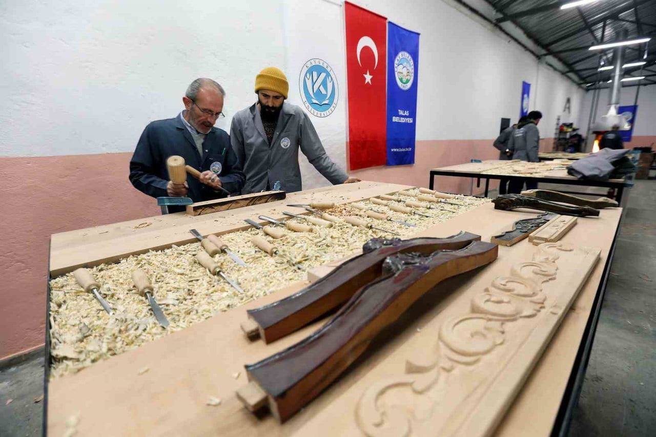 TALAS BELEDİYESİ, GEÇMİŞİN BİRİKİMİNİ GELECEĞE TAŞIYAN GELENEKSEL EL SANATLARINA VERDİĞİ DEĞERİ...