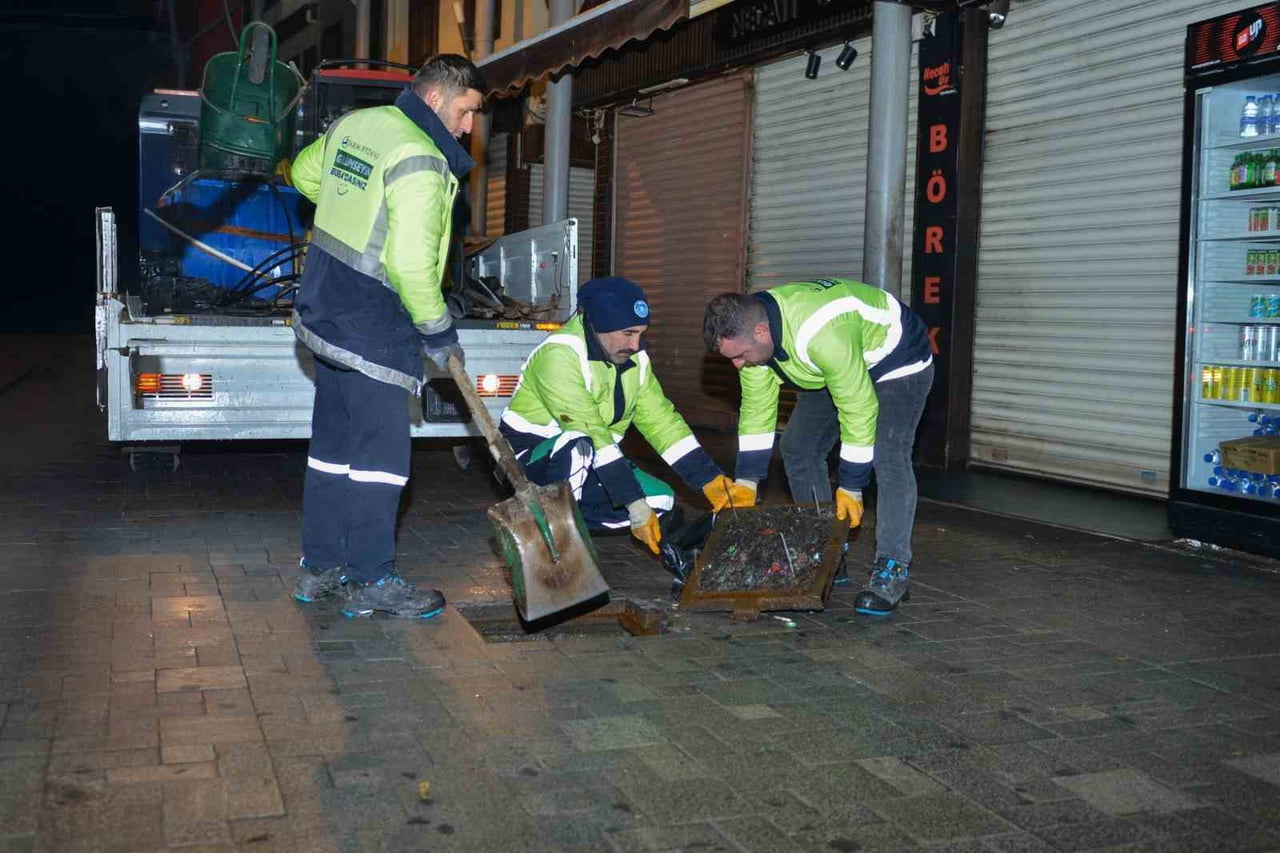 TARİHİ ÇARŞI VE HANLAR BÖLGESİNDE GECE MESAİSİ GÖKÇİN ÖDÜL/BURSA-İHA