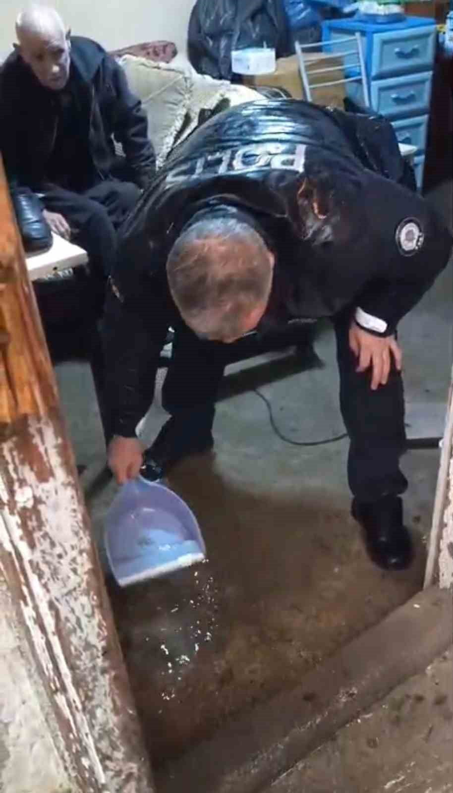 TARSUS'TA EVİNİ SU BASAN YAŞLI ADAMIN YARDIMINA POLİS KOŞTU