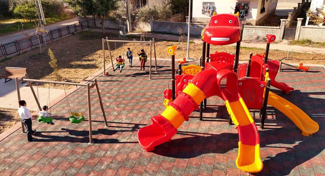 TARSUS BELEDİYESİ, KENT GENELİNDE SÜRDÜRDÜĞÜ PARK YENİLEME ÇALIŞMALARIYLA MAHALLELERİN ORTAK YAŞAM...