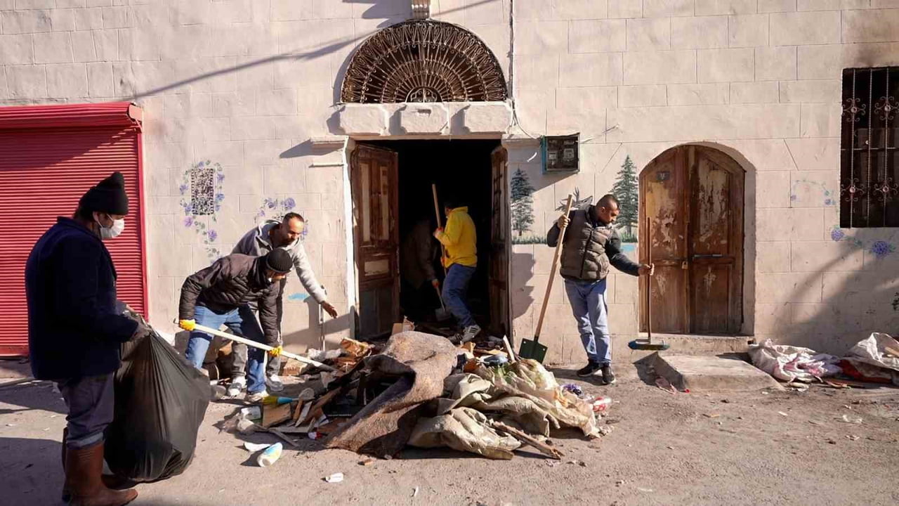 TARSUS’TA BİR EVDEN YAYILAN KÖTÜ KOKU İHBARI ÜZERİNE BELEDİYE EKİPLERİNCE YAPILAN TEMİZLİK...