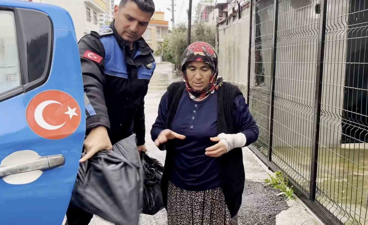 TARSUS’TA ETKİSİNİ ARTIRAN OLUMSUZ HAVA KOŞULLARI VE YAPILAN SEL UYARILARI KAPSAMINDA SAHADA GÖREV...