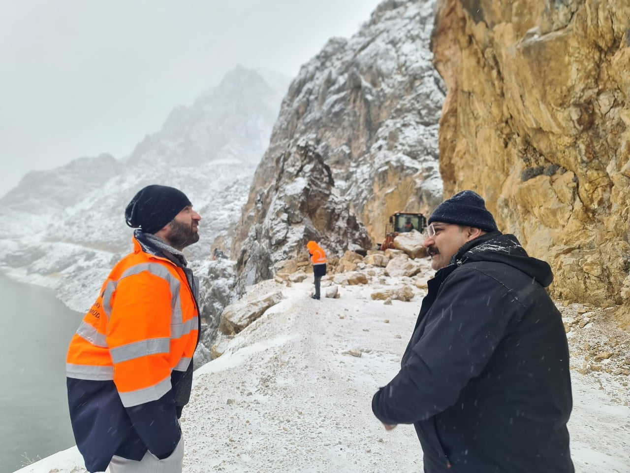 TAŞ YOLU’NDA TEHLİKE OLUŞTURAN KAYA VE TAŞLAR TEMİZLENDİ