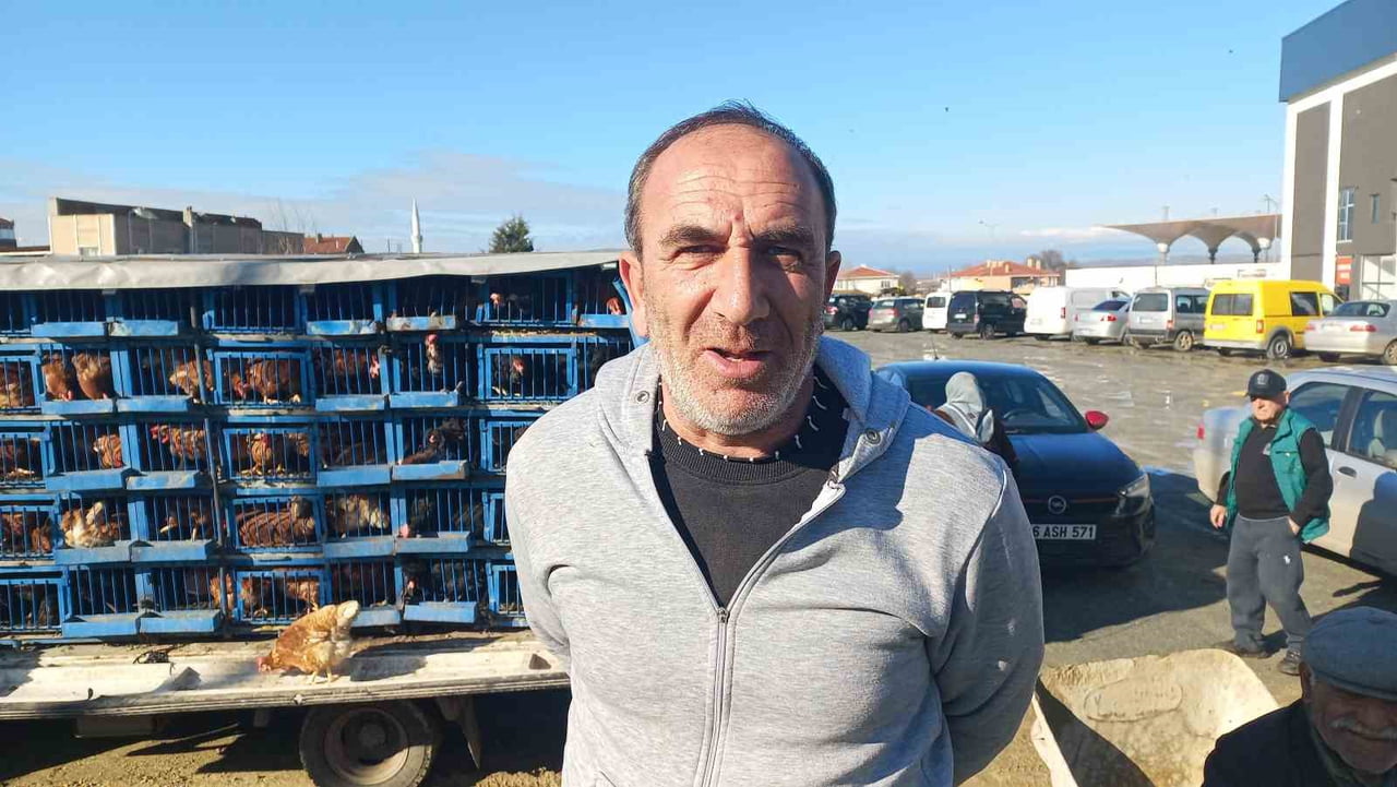 TAVUKÇULUĞUN KENDİLERİ İÇİN ÖNEMLİ BİR GEÇİM KAPISI OLDUĞUNU BELİRTEN FERİT DEMİRÖVEN, "BU İŞ BABA...