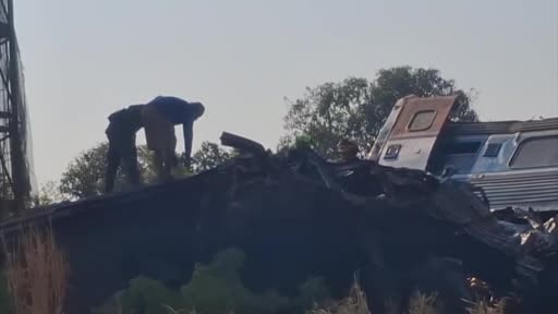 Tayland'ın Nakhon Ratchasima eyaletinde bir vincin hareket halindeki yolcu treninin üzerine...