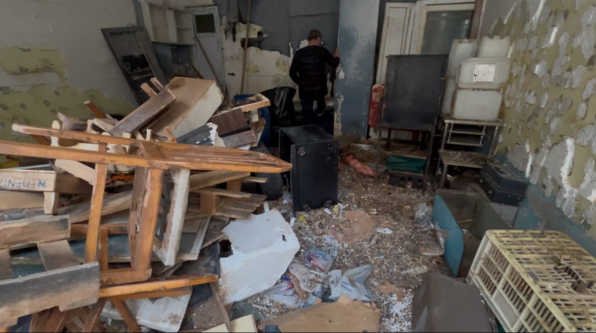 TEKİRDAĞ'IN ÇORLU İLÇESİNDE YAKLAŞIK BİR SENEDİR KULLANILMAYAN DÜKKAN FARELERİN İSTİLASINA UĞRADI....