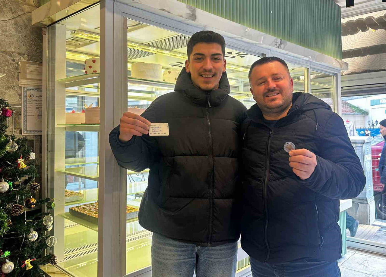 TEKİRDAĞ'IN HAYRABOLU İLÇESİNDE BİR PASTANE İŞLETMECİSİ, YILBAŞINA ÖZEL HAZIRLADIĞI KAMPANYA...