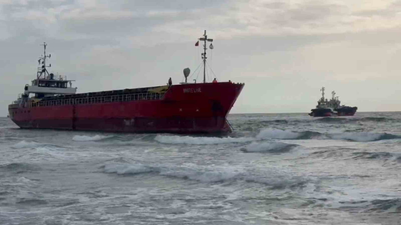 TEKİRDAĞ'IN MARMARAEREĞLİSİ İLÇESİNDE ETKİLİ OLAN ŞİDDETLİ RÜZGARIN SÜRÜKLEDİĞİ KURU YÜK GEMİSİ...