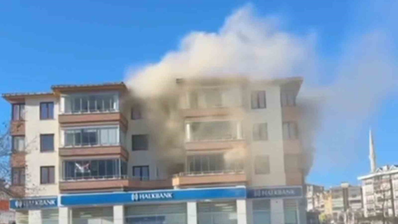 TEKİRDAĞ'IN SÜLEYMANPAŞA İLÇESİNDE BİR APARTMAN DAİRESİNDE ÇIKAN YANGININ ARDINDAN YAPILAN...