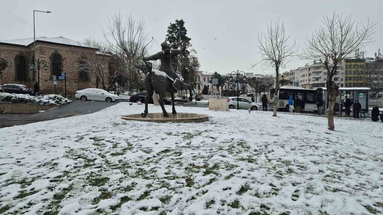 TEKİRDAĞ’DA ETKİLİ OLAN KAR YAĞIŞI, YAZ AYLARINI KURAKLIKLA GEÇİREN KENTTE SEVİNÇLE KARŞILANIRKEN...