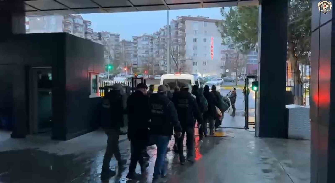 TEKİRDAĞ’DA FETÖ TERÖR ÖRGÜTÜNE YÖNELİK DÜZENLENEN OPERASYONDA, YASA DIŞI YOLLARLA YURT DIŞINA...