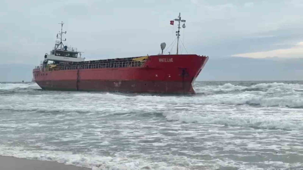 TEKİRDAĞ’IN MARMARAEREĞLİSİ İLÇESİNDE KUVVETLİ FIRTINA NEDENİYLE KARAYA OTURAN PALAU BAYRAKLI KURU...