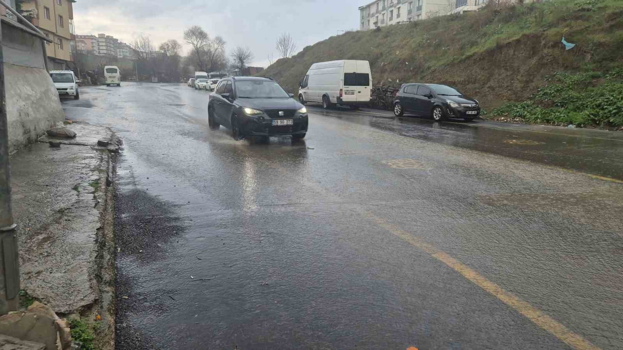 TEKİRDAĞ’IN SÜLEYMANPAŞA İLÇESİNDE ETKİLİ OLAN SAĞANAK YAĞIŞ NEDENİYLE BAZI CADDE VE SOKAKLARDA SU...