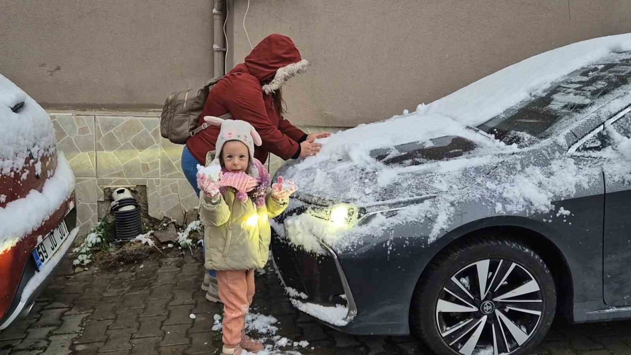 TEKİRDAĞ’IN SÜLEYMANPAŞA İLÇESİNDE GECE BOYUNCA ETKİLİ OLAN KAR YAĞIŞI SONRASI KENT GENELİNDE...