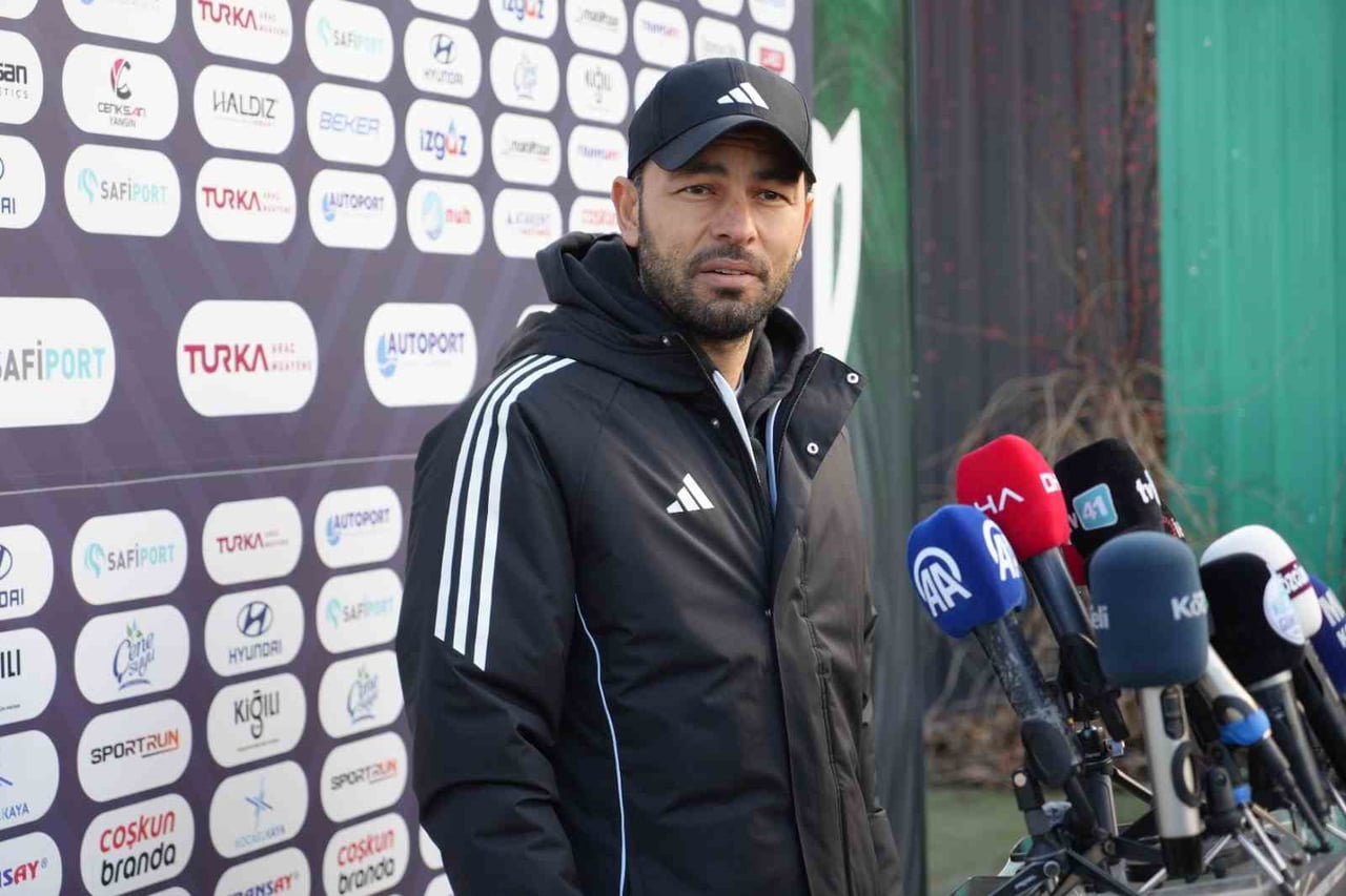TEKNİK DİREKTÖR SELÇUK İNAN, ANTRENMAN ÖNCESİNDE BASIN MENSUPLARINA AÇIKLAMALARDA BULUNDU