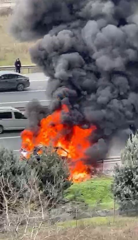 TEM HADIMKÖY BAĞLANTI YOLU ESENYURT MEVKİİNDE, BMW MARKA BİR ARACIN MOTOR KISMINDA BAŞLAYAN...