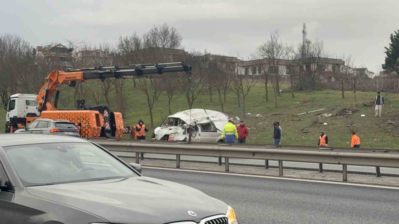 TEM OTOYOLU İSTANBUL KARAAĞAÇ MEVKİİ ÇATALCA İSTİKAMETİNDE SABAH ERKEN PANELVAN MİNİBÜS İLE HAFİF...