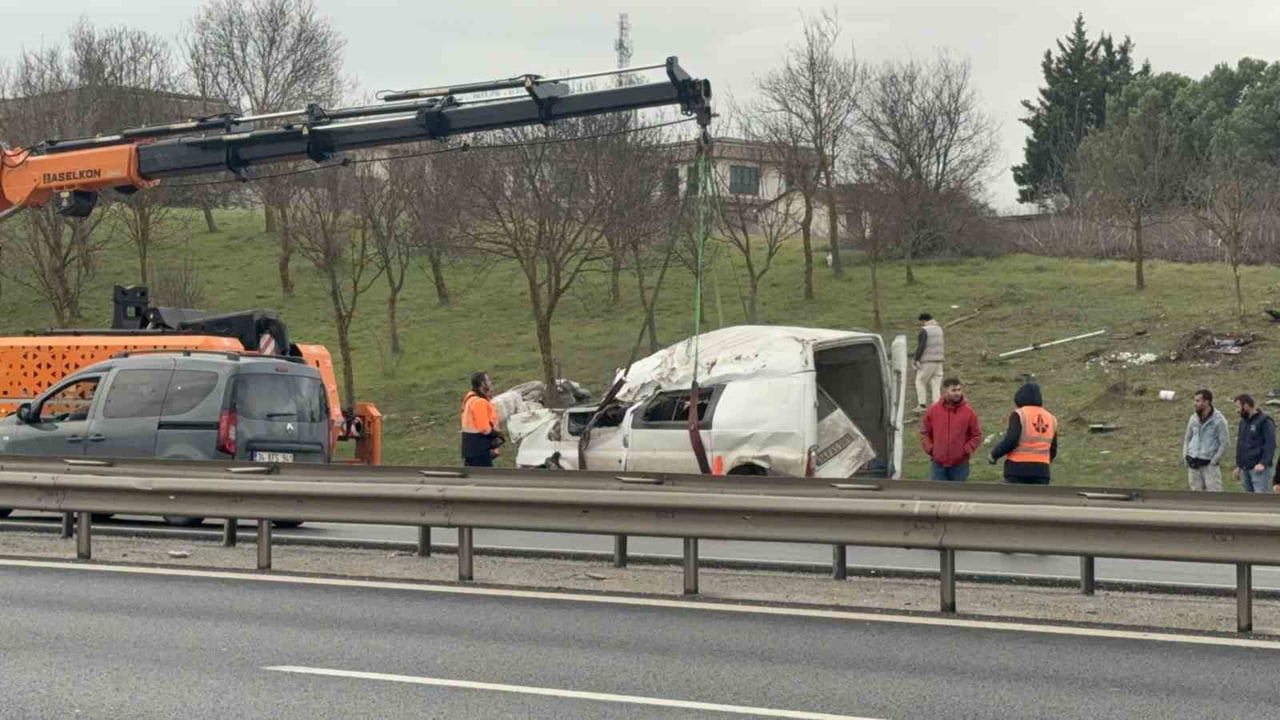 TEM OTOYOLU İSTANBUL KARAAĞAÇ MEVKİİ ÇATALCA İSTİKAMETİNDE SABAH ERKEN PANELVAN MİNİBÜS İLE HAFİF...