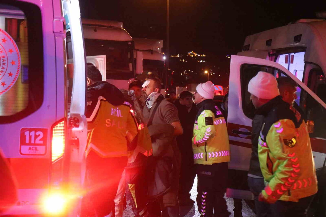 TEM OTOYOLU SAKARYA GEÇİŞİNDE 1 KİŞİNİN HAYATINI KAYBETTİĞİ, 3’Ü AĞIR, 27 KİŞİNİN YARALANDIĞI...