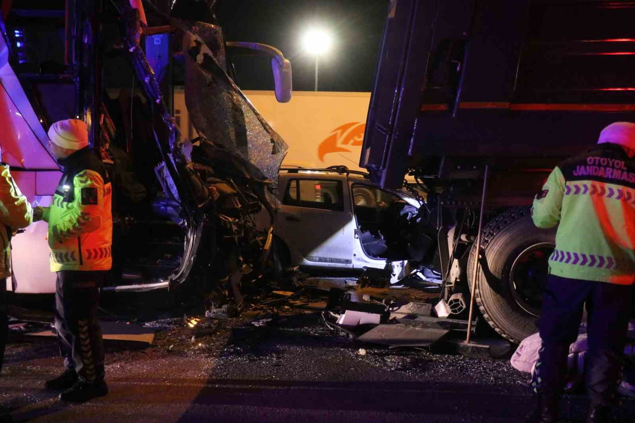 TEM OTOYOLU SAKARYA GEÇİŞİNDE 1 KİŞİNİN HAYATINI KAYBETTİĞİ, 3’Ü AĞIR, 27 KİŞİNİN YARALANDIĞI...