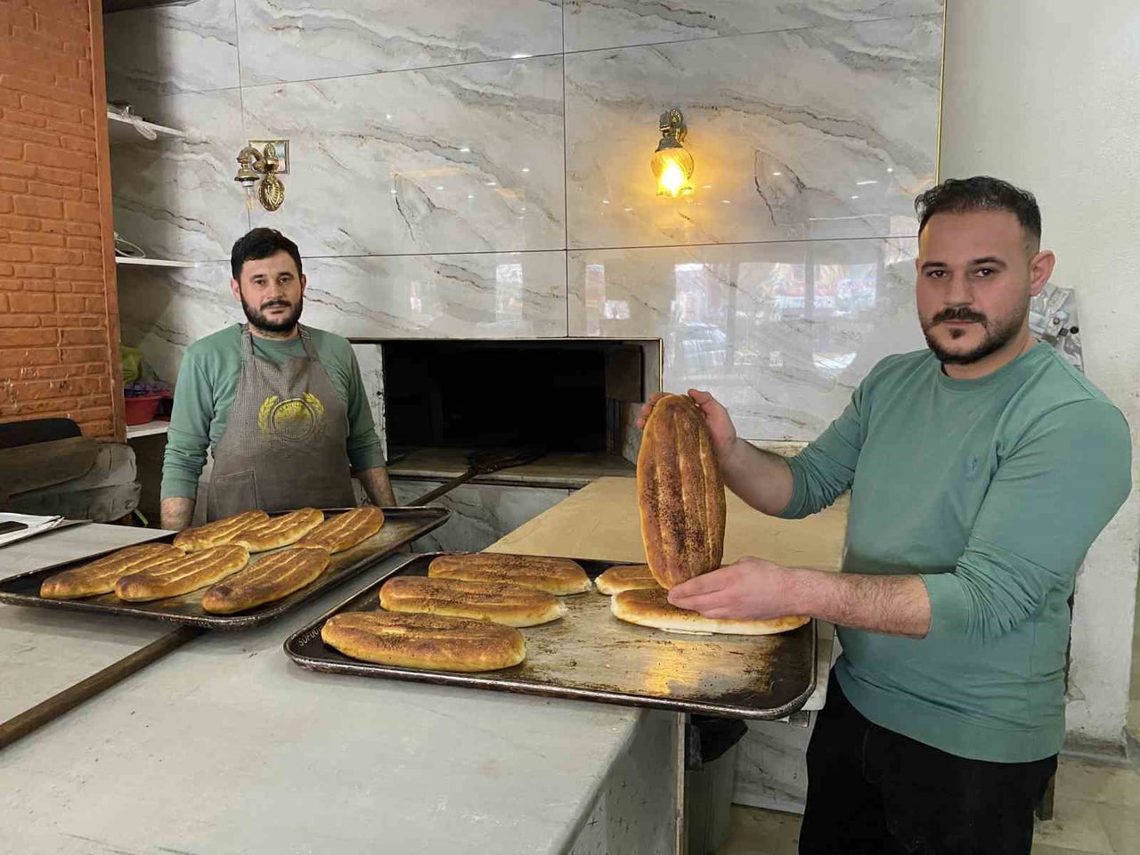 TEMEL GIDA MADDELERİNİN BAŞINDA GELEN EKMEĞE ZAM GELDİ.-