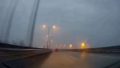 Ters şeritten gelen otomobil ortalığı birbirine kattı