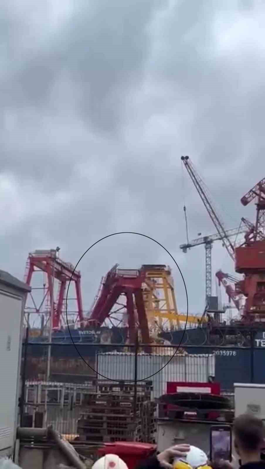 TERSANELER BÖLGESİNDE BULUNAN BİR KULE VİNÇ, ŞİDDETLİ RÜZGARIN ETKİSİYLE DEVRİLDİ.