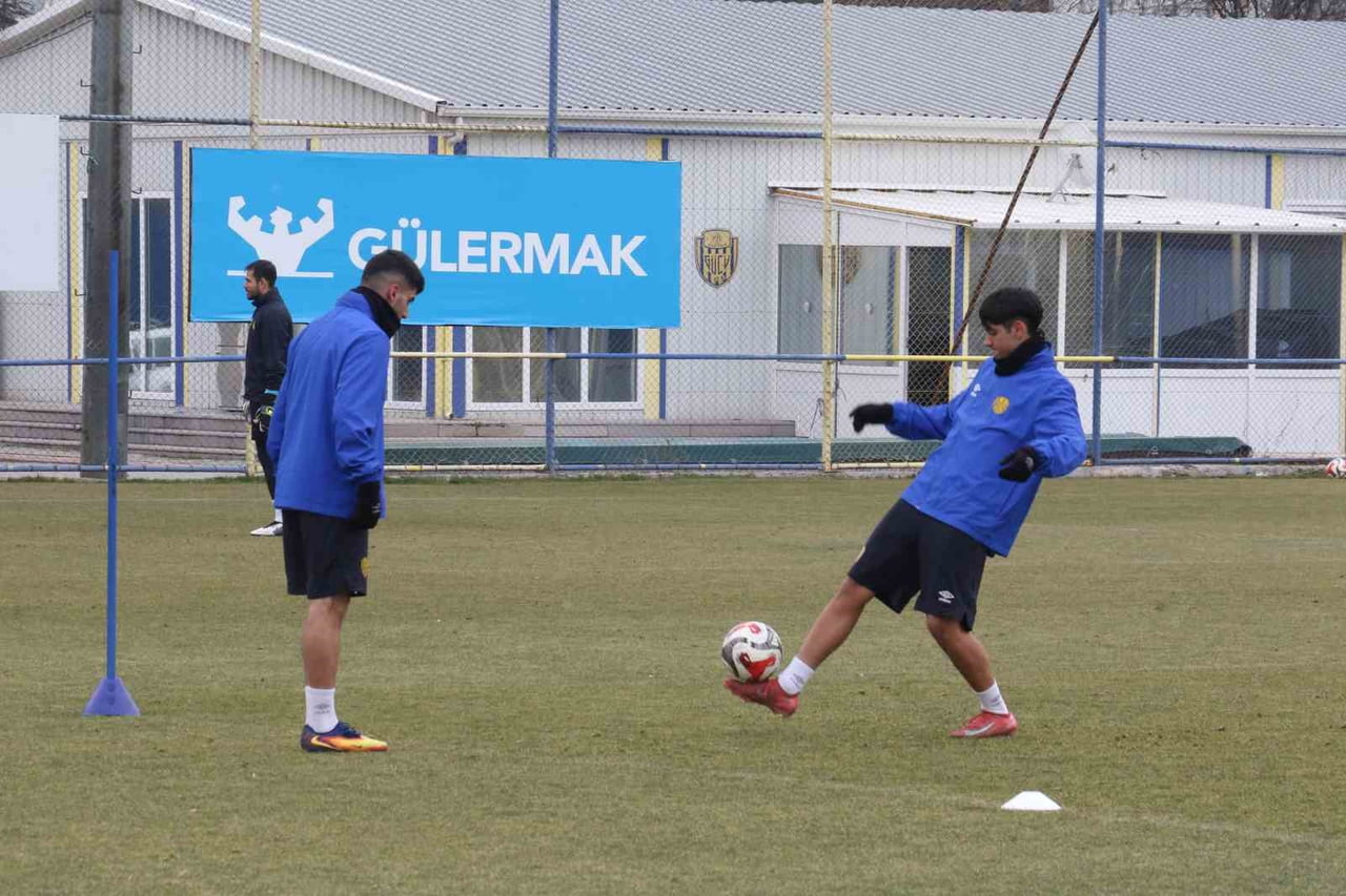 TFF 2. LİG TAKIMLARINDAN ANKARAGÜCÜ, 21. HAFTA MÜCADELE EDECEĞİ ADANA 1954 MAÇI İÇİN...
