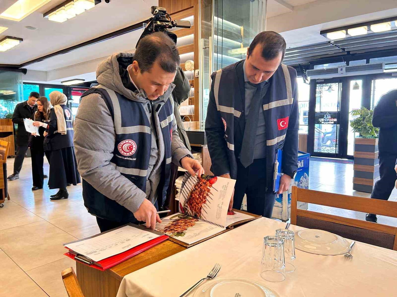 TİCARET BAKANLIĞINCA ANKARA’DAKİ RESTORAN, FIRIN VE KASAP İŞLETMELERİNİ RAMAZAN AYI ÖNCECİ FAHİŞ...